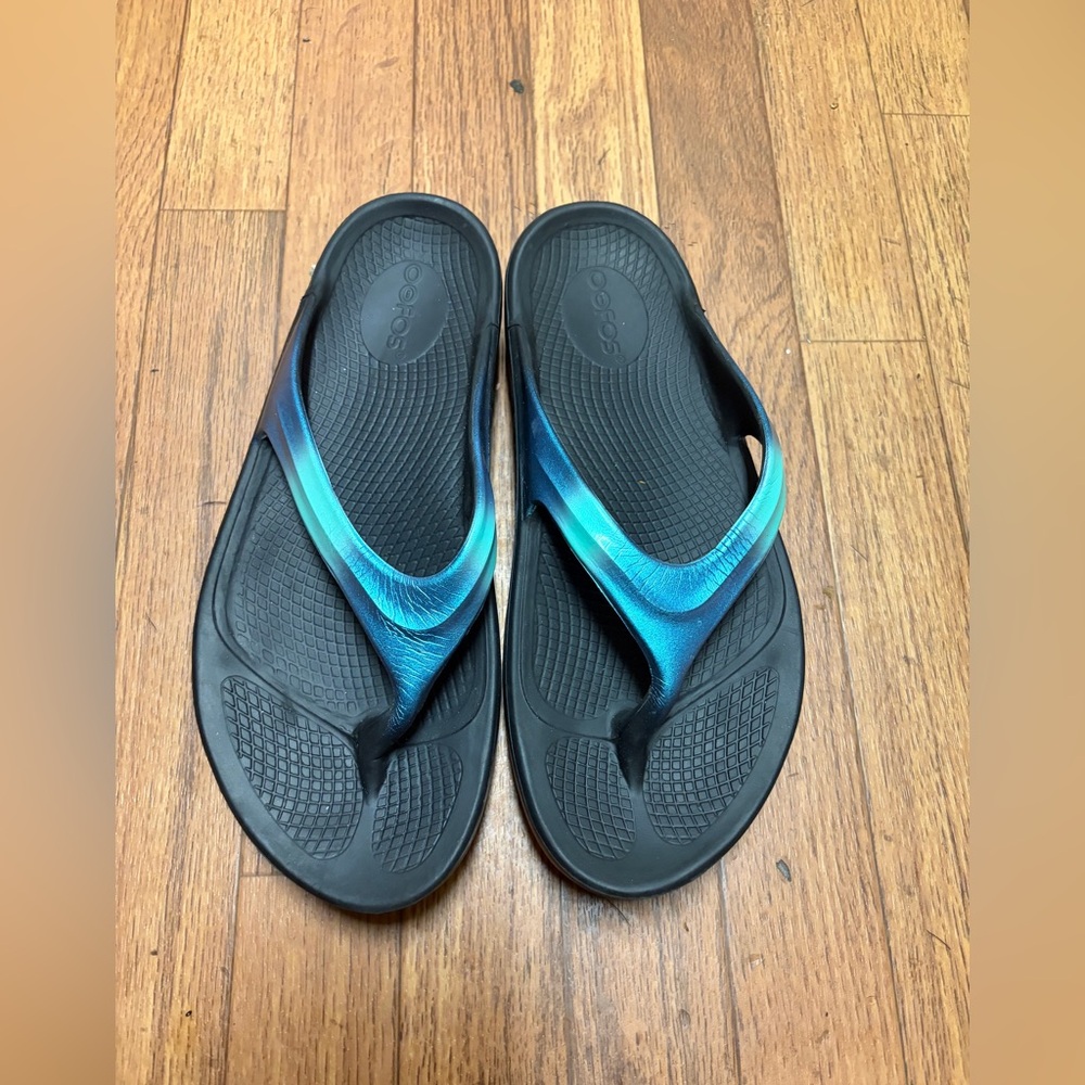 Oofos Black Flip Sandals with Blue-Teal Ombre Straps